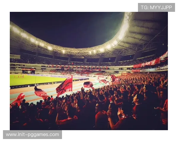 球迷看台掀起人浪，寒冷天气中点燃主场气氛