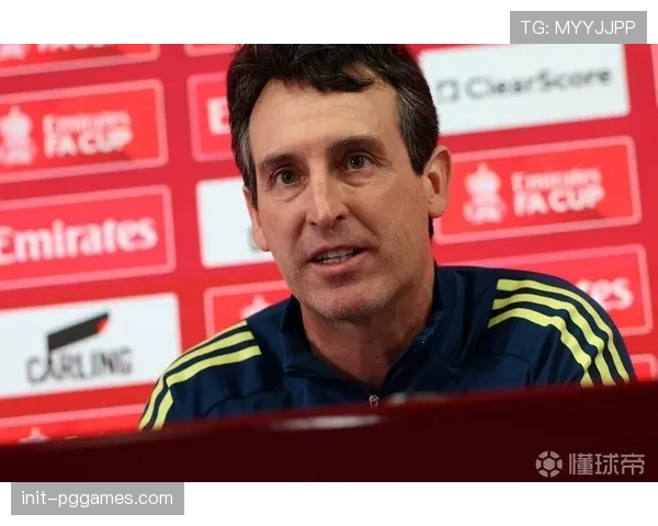 特写镜头：维拉公园球场，埃梅里在场边不断手势指挥球队的高位防守线